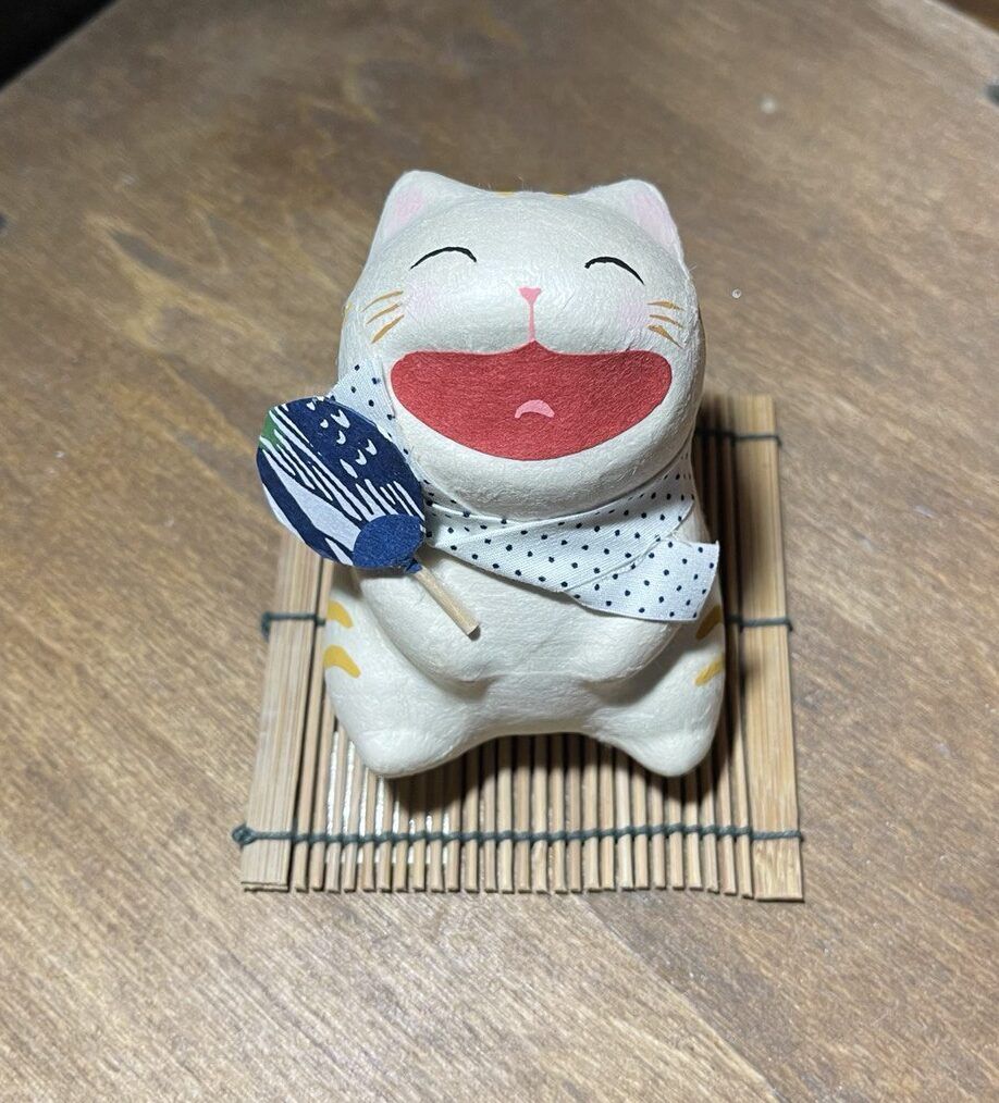 GATTO SORRIDENTE CON VENTAGLIO