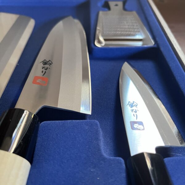 set coltelli giapponesi santoku e akijiri dettaglio2