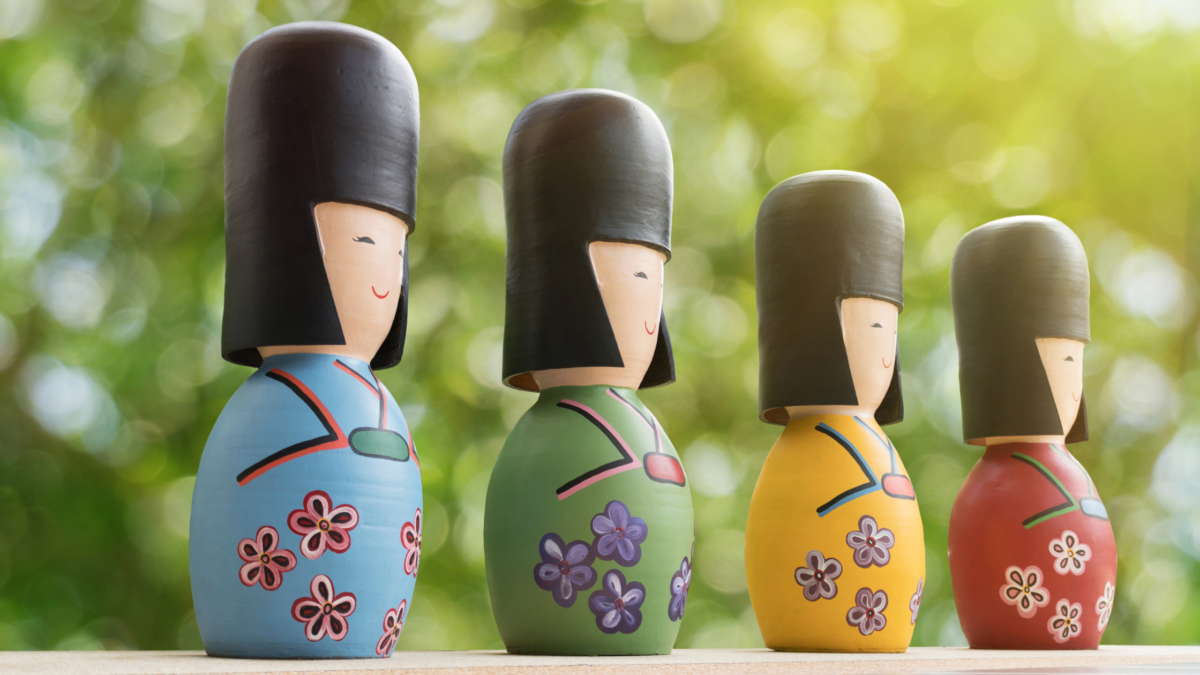 Kokeshi: Le affascinanti bambole giapponesi senza braccia e senza gambe.